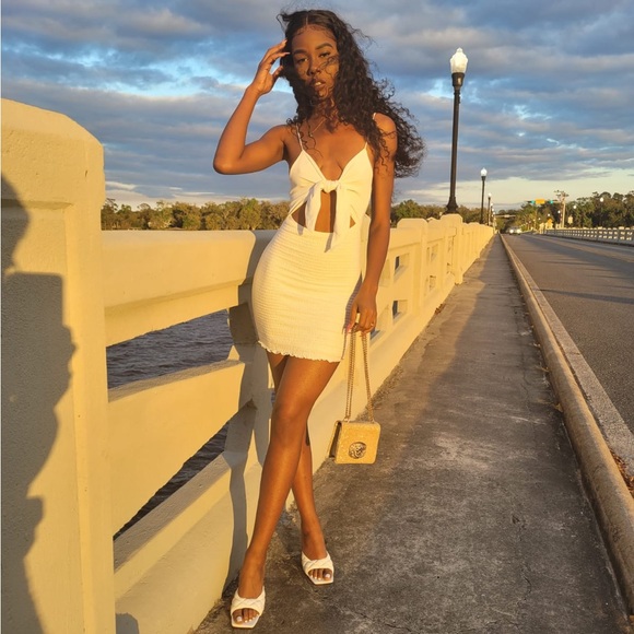 ‼️ $6.25 when you bundle 4 dresses for $25 ‼️🛑☄️White Mini Dress 🤍 - Picture 1 of 5